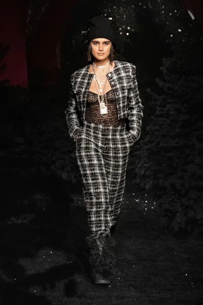 Look 10